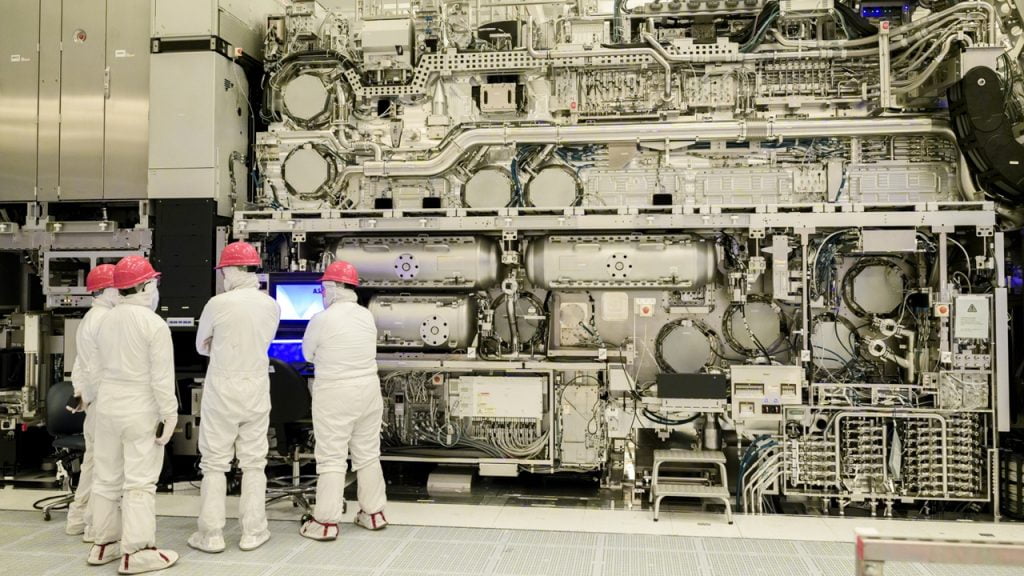 Revelando a inovadora máquina de fabricação de chips da Intel com menos de 2 nanômetros: uma maravilha tecnológica